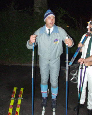 ... man beachte die moderne "Skikrawatte"!