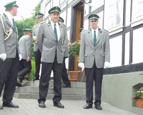 ... von links: Adjudant, Major, Hauptmann