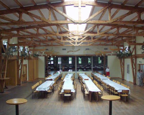 ... Blick von der Küche in die Längshalle bzw. Rundhalle