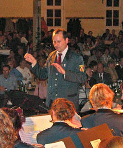 Der Dirigent des Musikverein Olsberg Frank Kieseheuer